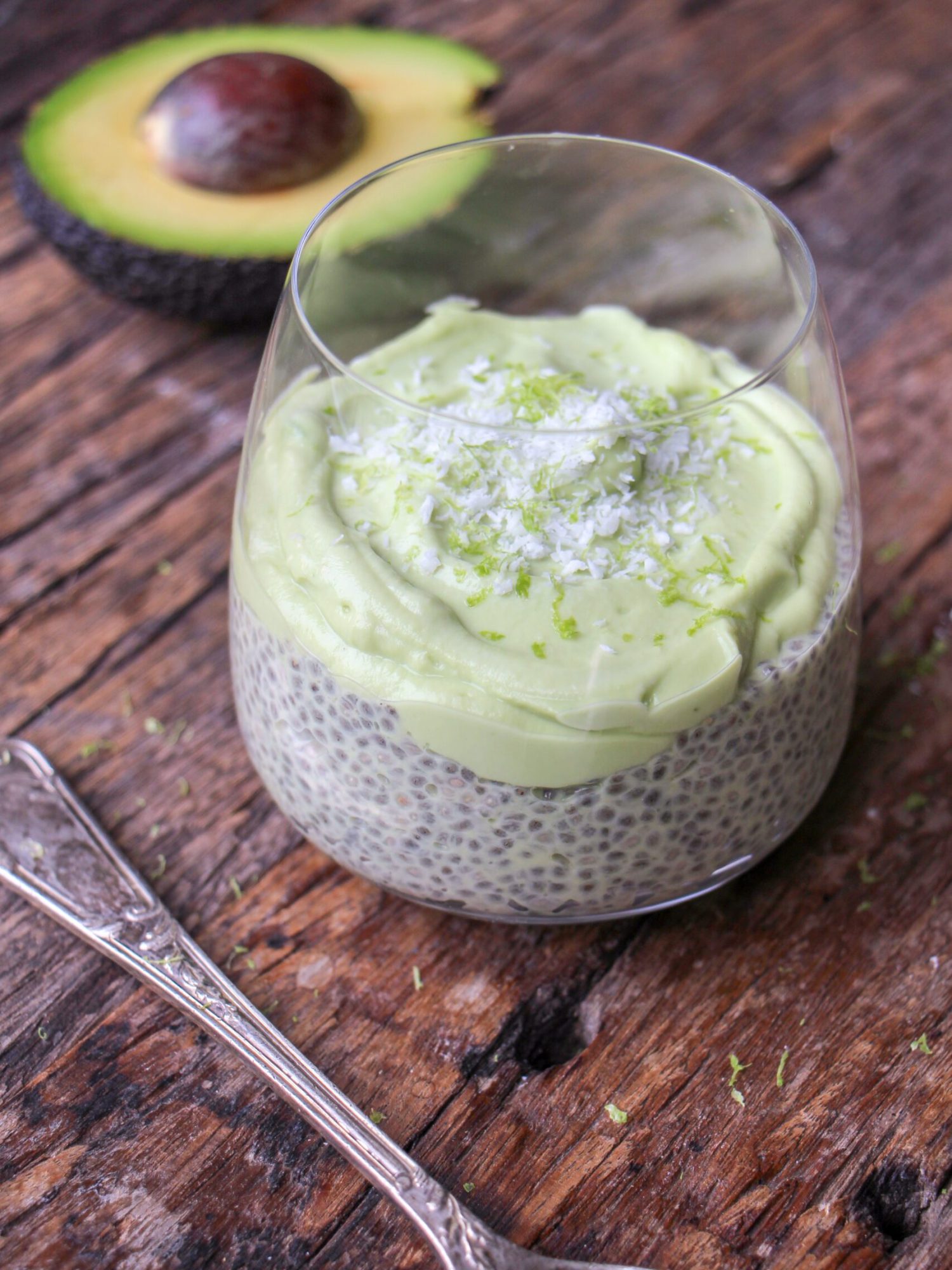 Avocado chia mousse met limoen en kokosrasp