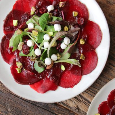 Vegetarische kerstrecepten Bieten carpaccio met crandberry balsamico saus