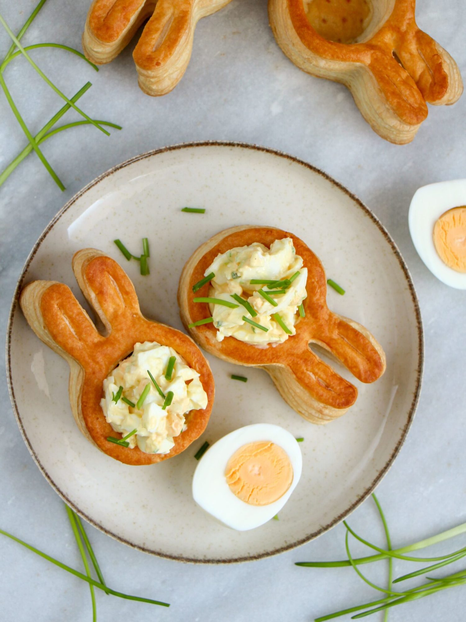 Bladerdeegbakjes met eiersalade