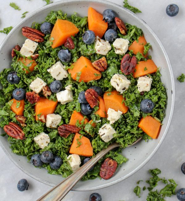 makkelijke vegetarische recepten Boerenkool salade met zoete aardappel blauwe bessen en pecannoten