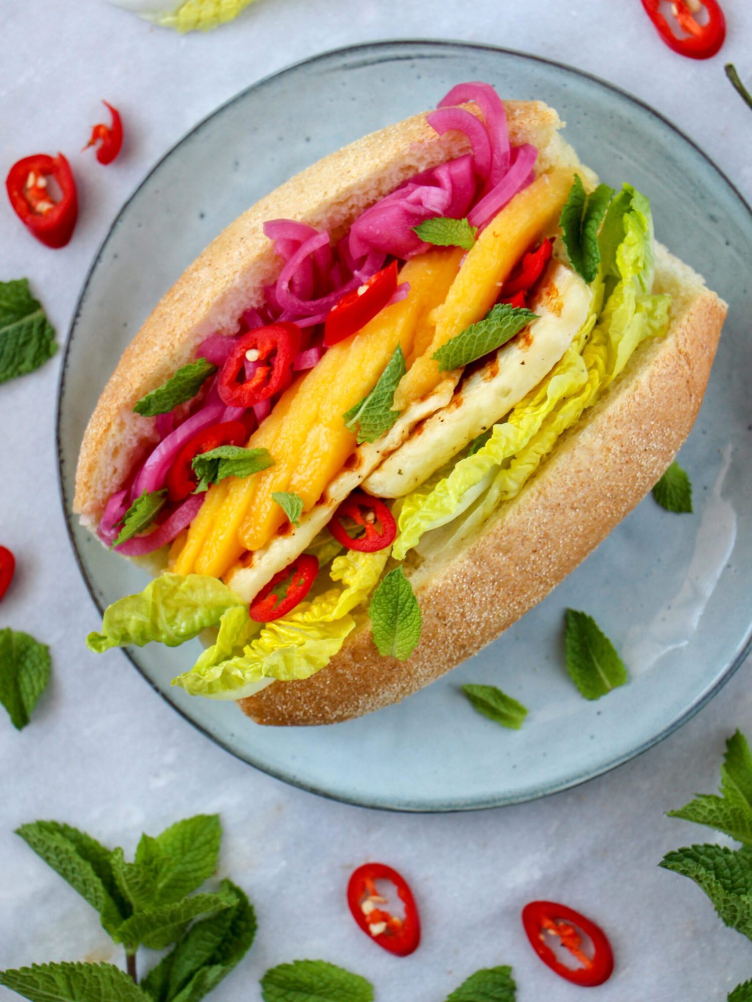 Broodje halloumi mango ingemaakte rode ui munt en rode peper