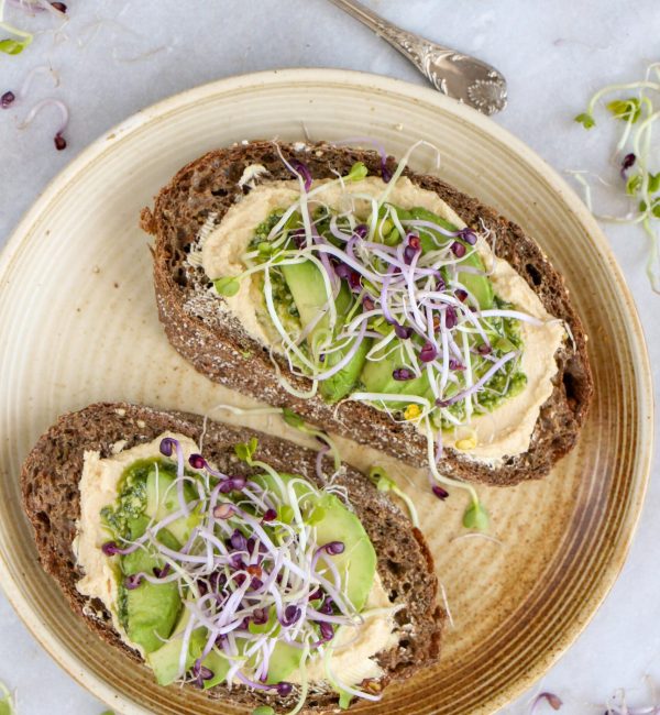 Makkelijke vegetarische recepten Broodje met hummus pesto avocado en kiemgroente