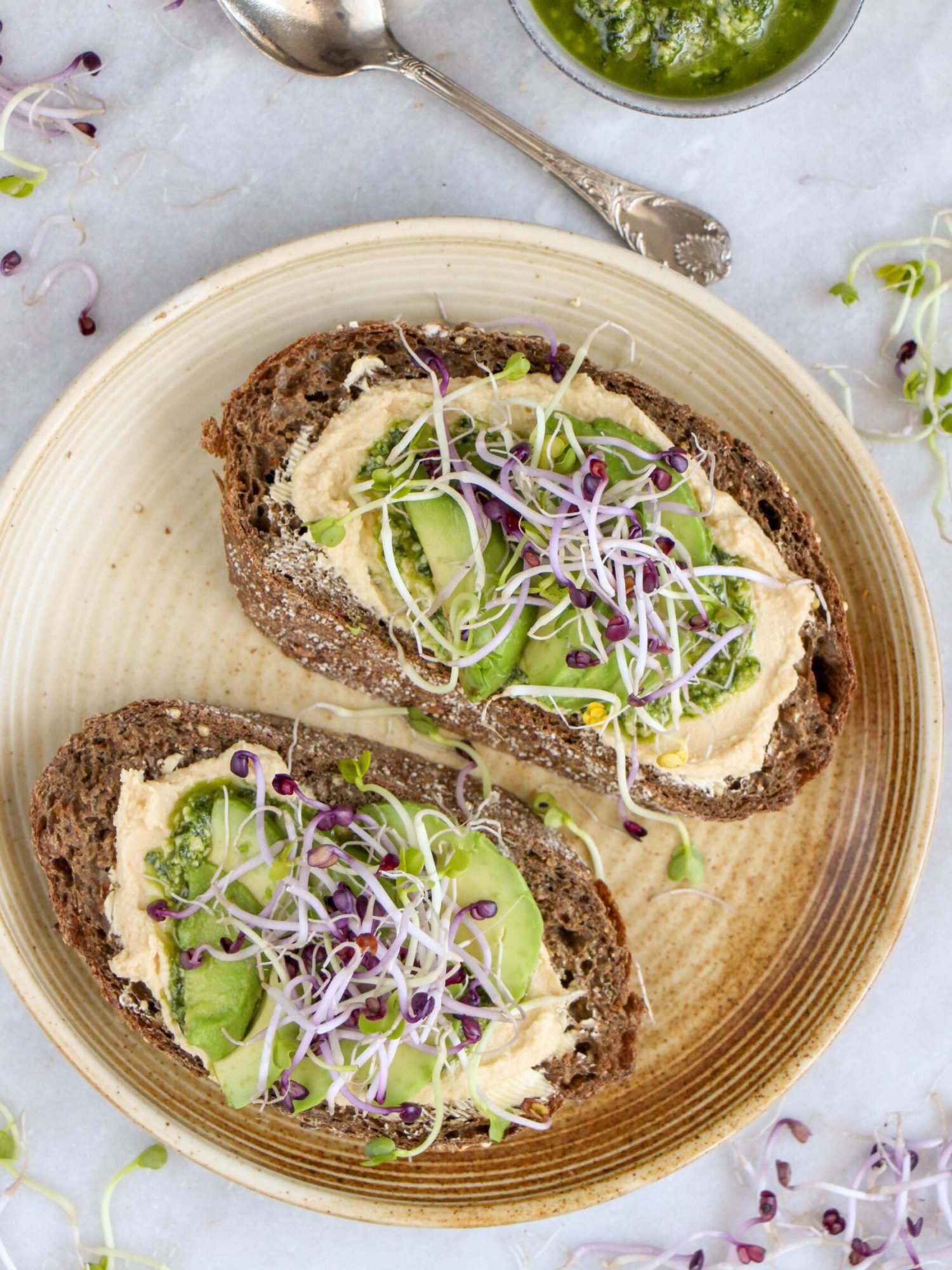Makkelijke vegetarische recepten Broodje met hummus pesto avocado en kiemgroente