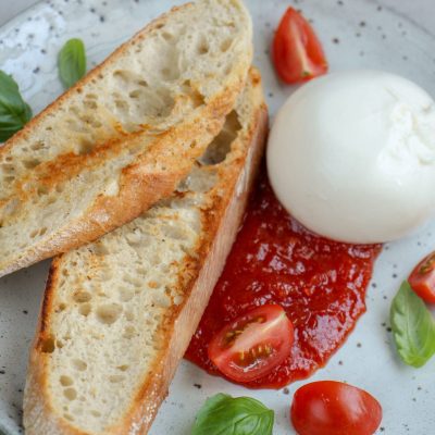 Burrata met tomatenjam en crostini