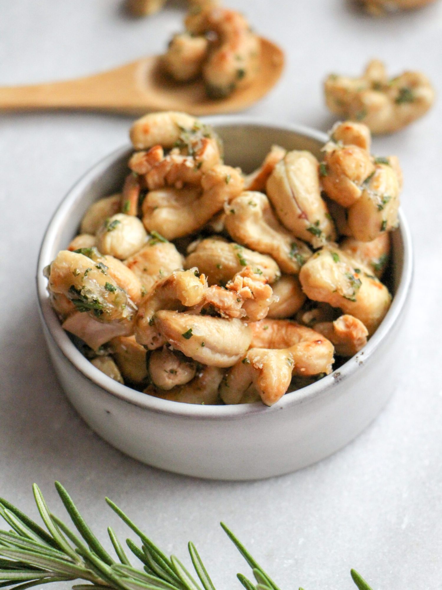 Vegetarische kerstrecepten Cashewnoten (stickey) met honing en rozemarijn