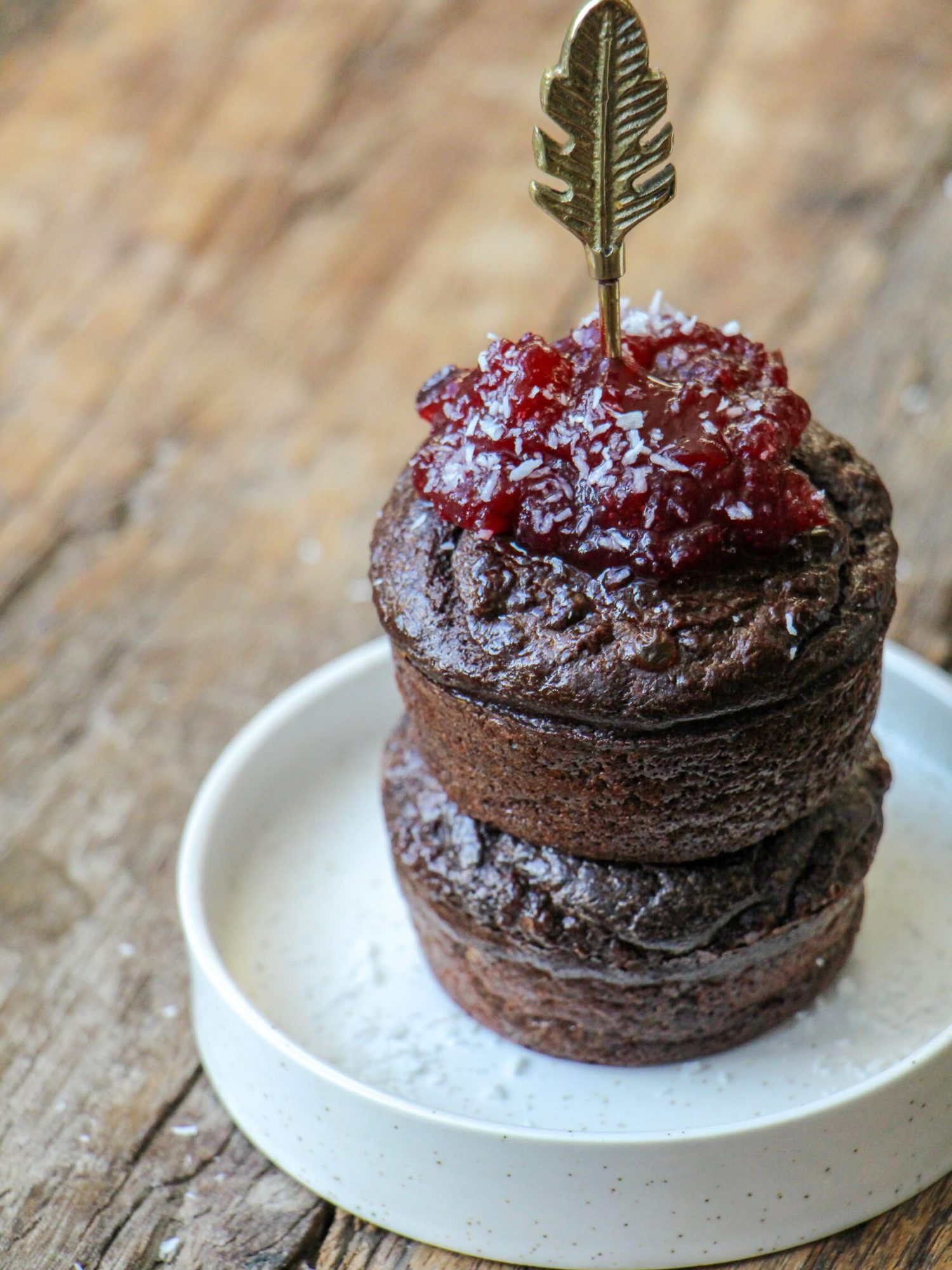 Chocolade ontbijtmuffins met jam en kokosrasp