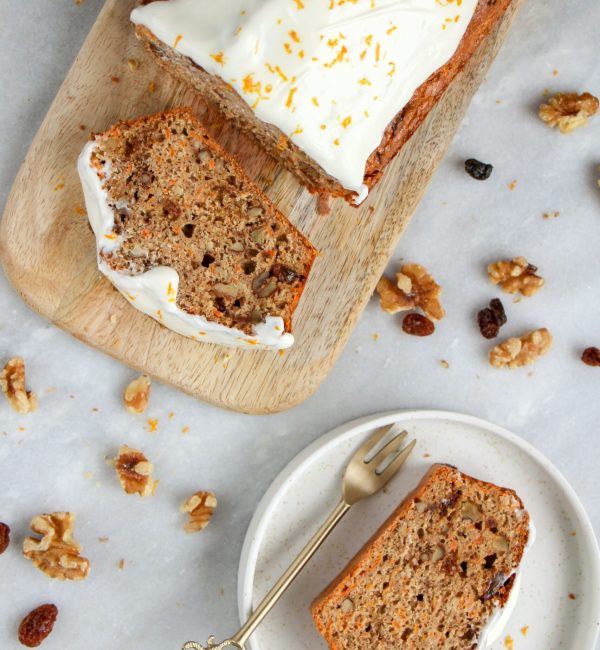 Gezonde carrot cake met griekse yoghurt walnoten en rozijnen