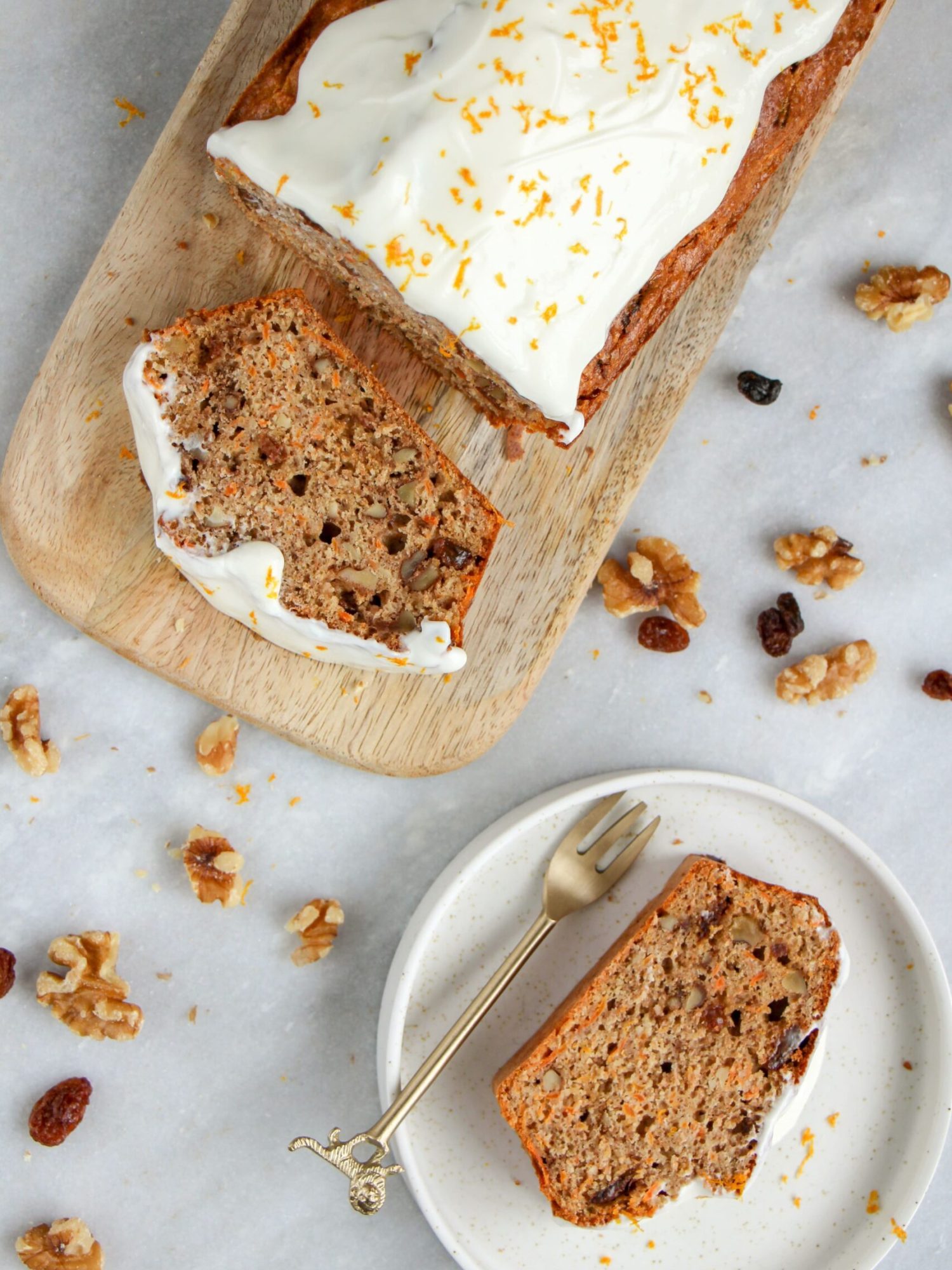 Gezonde carrot cake met griekse yoghurt walnoten en rozijnen