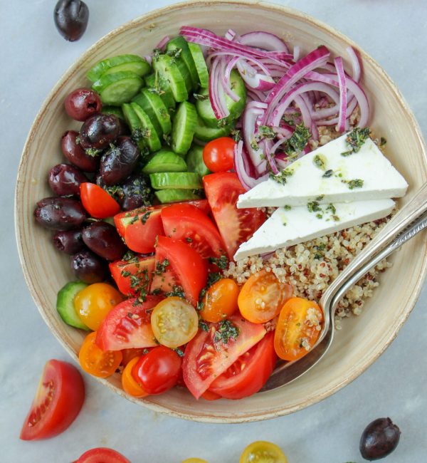 Griekse salade als hoofdgerecht met quinoa