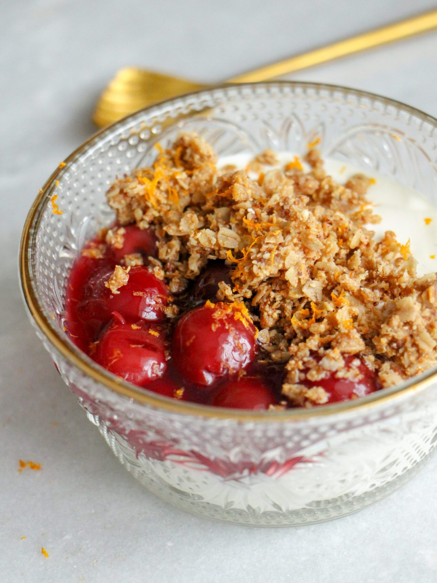 Griekse yoghurt met gember crumble en kersen