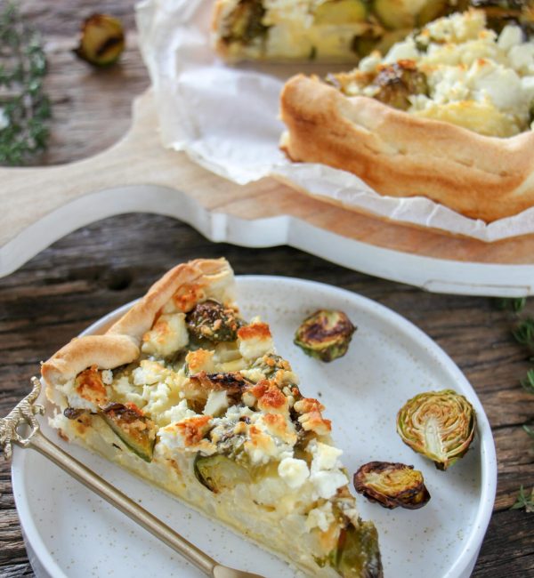 Hartige taart met spruitjes en bloemkool