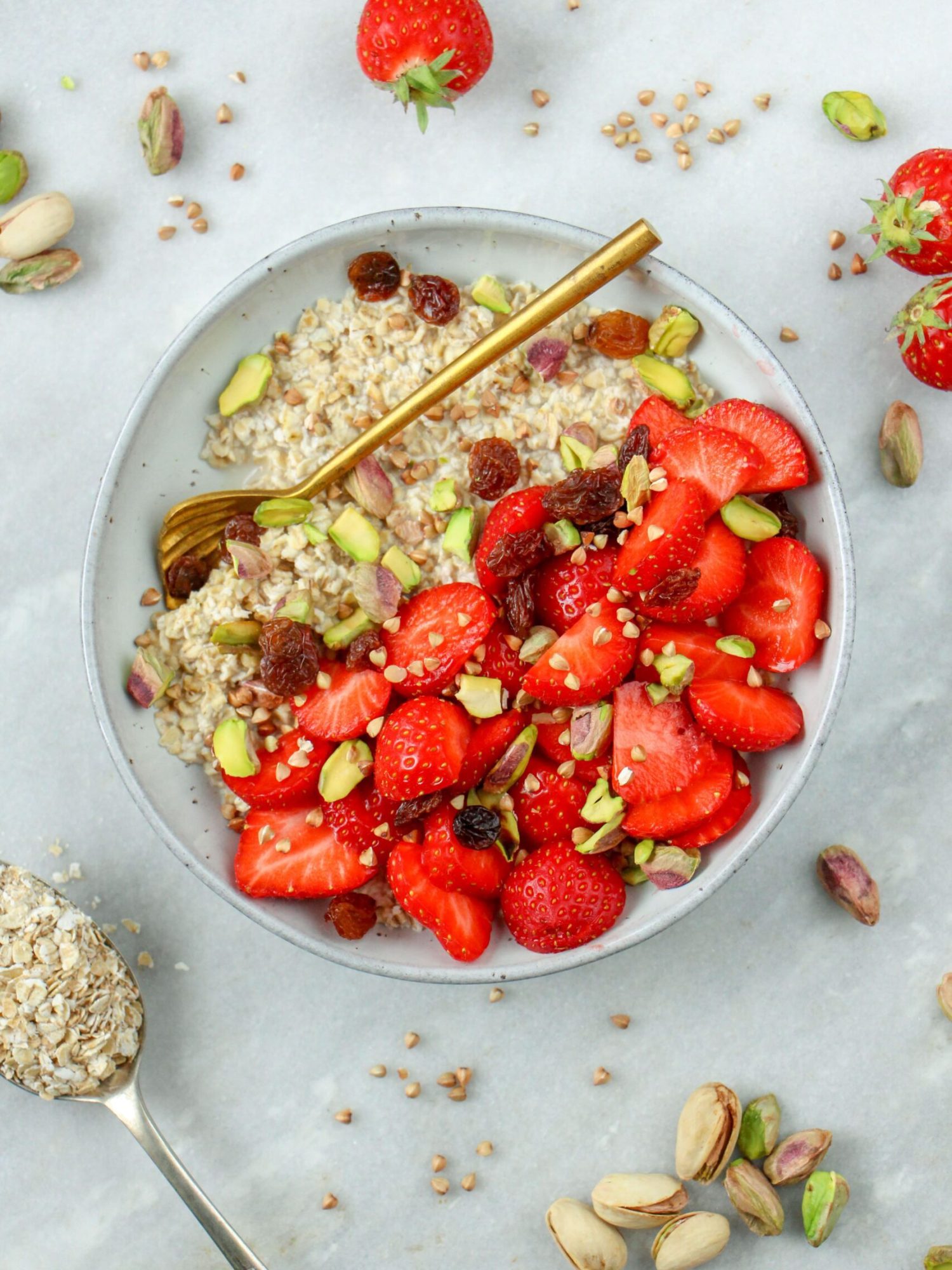 Makkelijke vegetarische recepten Havermout met aardbeien en pistachenoten