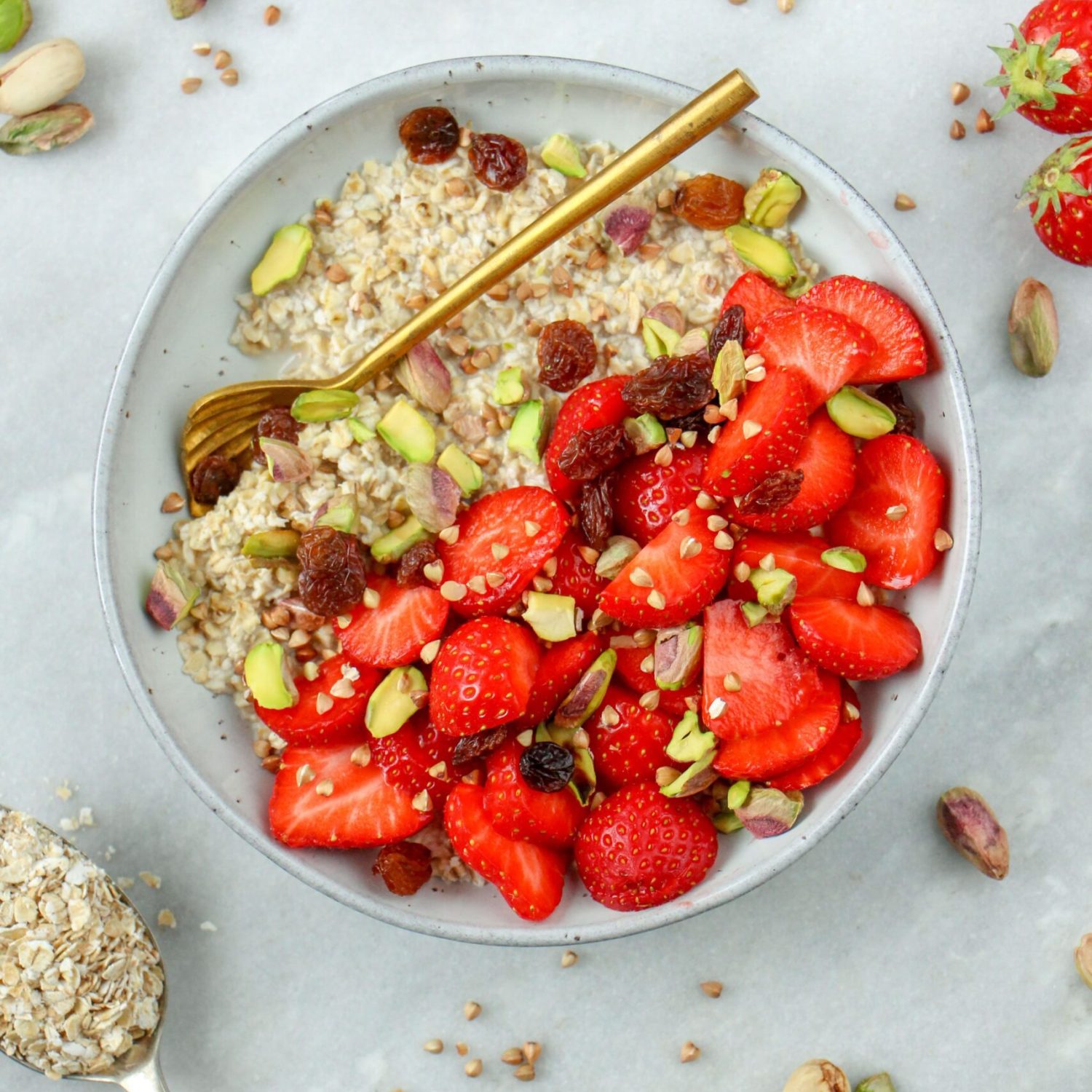 Havermout met aardbeien en pistachenoten2-min