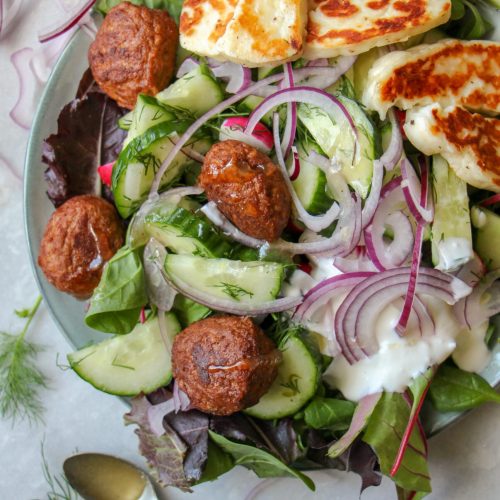Komkommer radijs salade met vega balletjes en halloumi