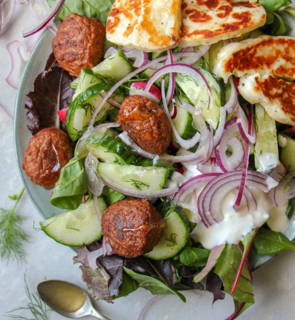 Komkommer radijs salade met vega balletjes en halloumi