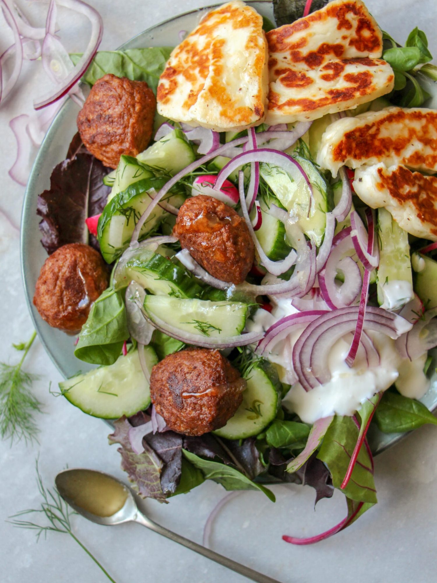 Komkommer radijs salade met vega balletjes en halloumi