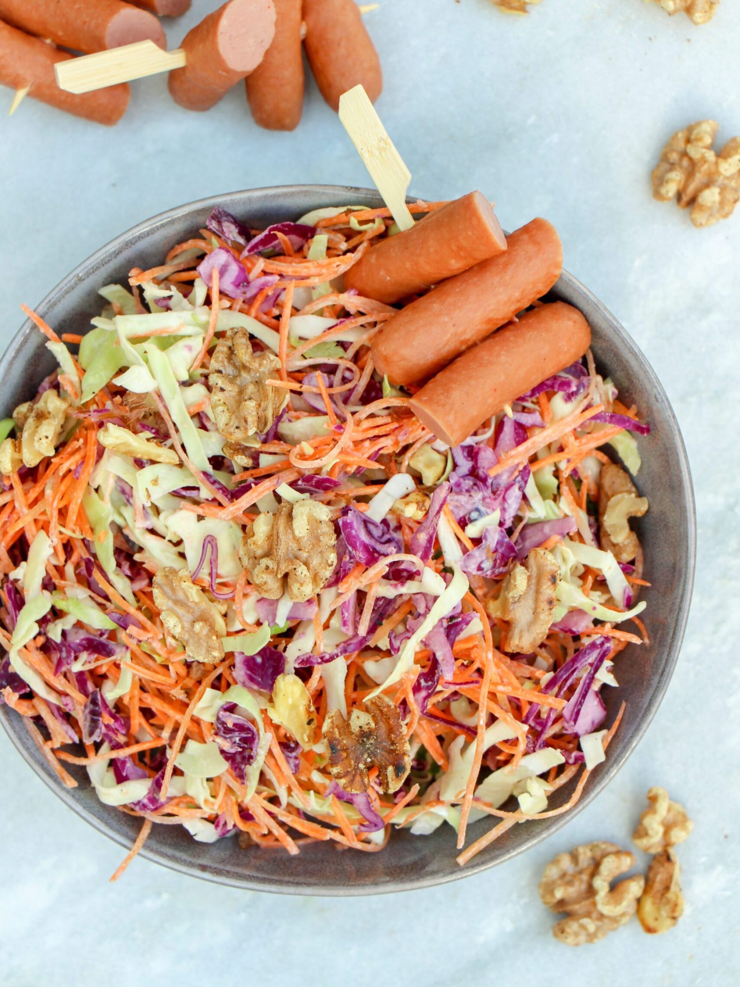 Koolsalade met vega knakworstjes