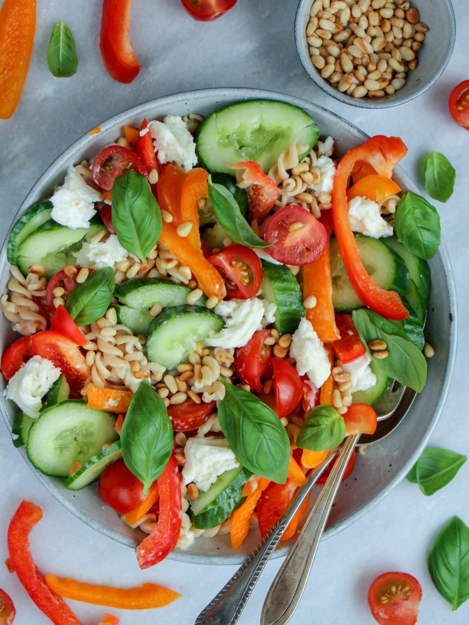Makelijke vegetarische salade recepten Koude pastasalade met paprika en tomaat makkelijke vegetarische salades