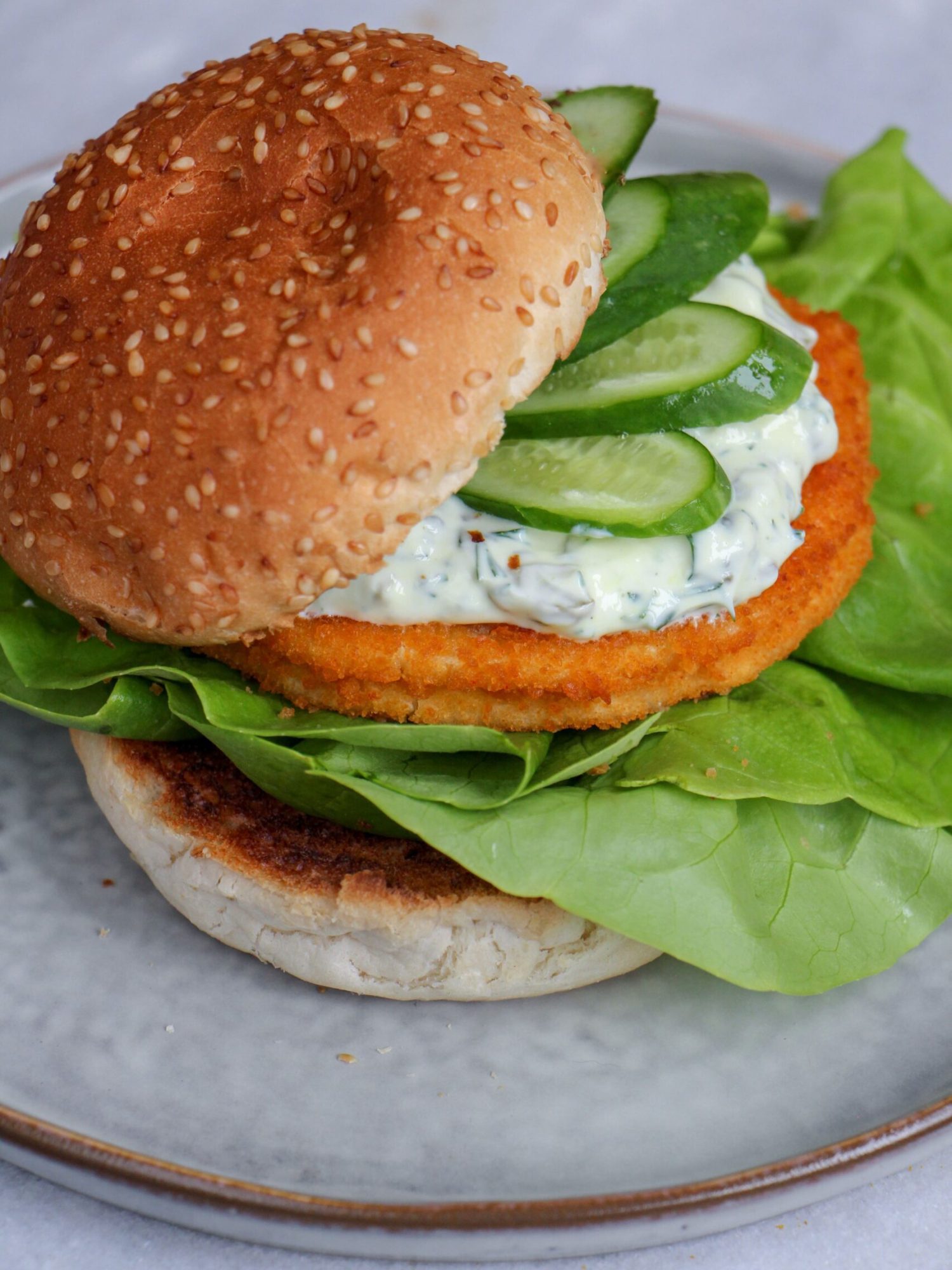 Makkelijke vegetarische bbq recepten Broodje vega vis burger met remoulade saus