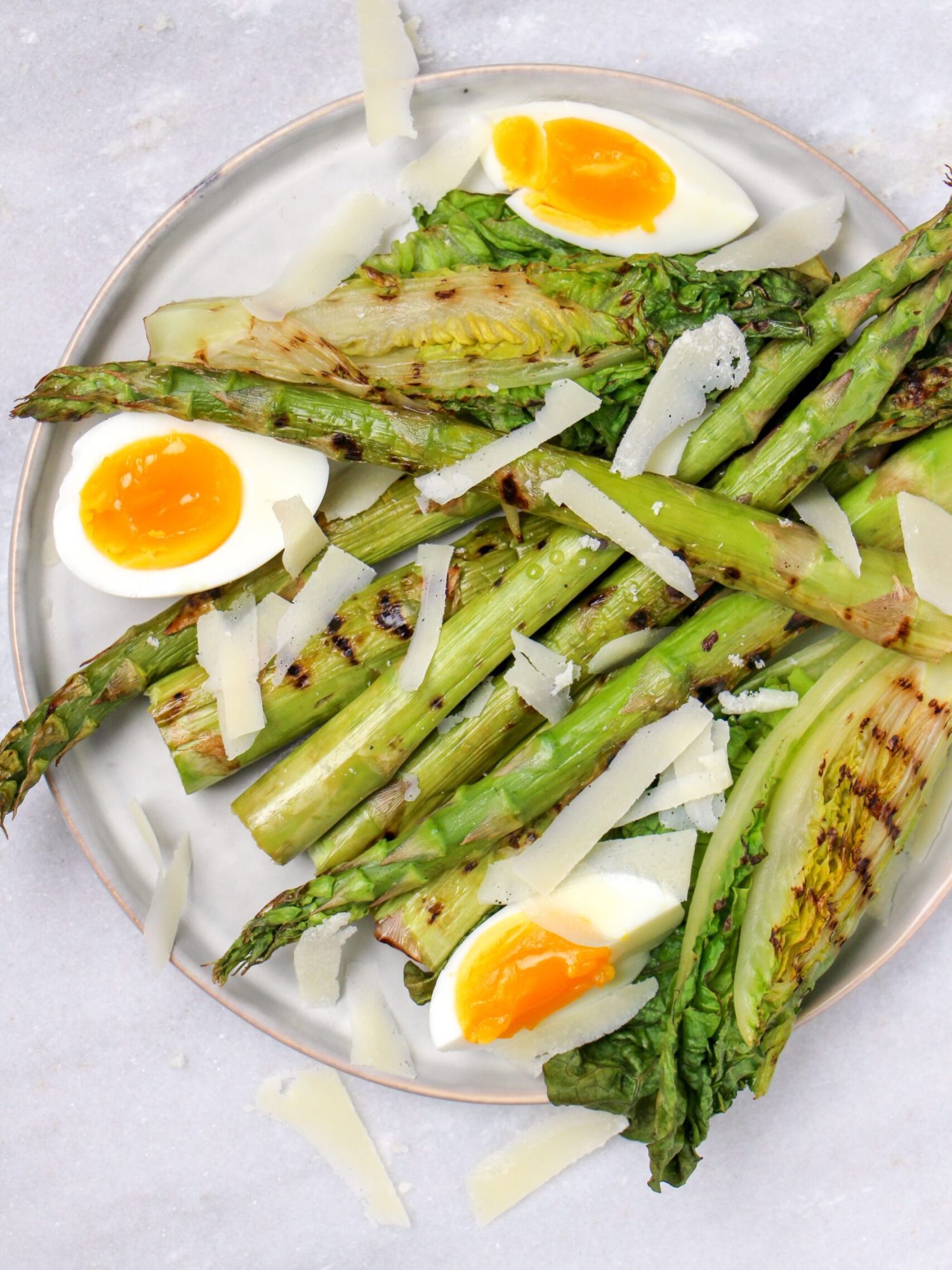 Makkelijke vegetarische bbq recepten Ceaser salade van de BBQ met groene asperges