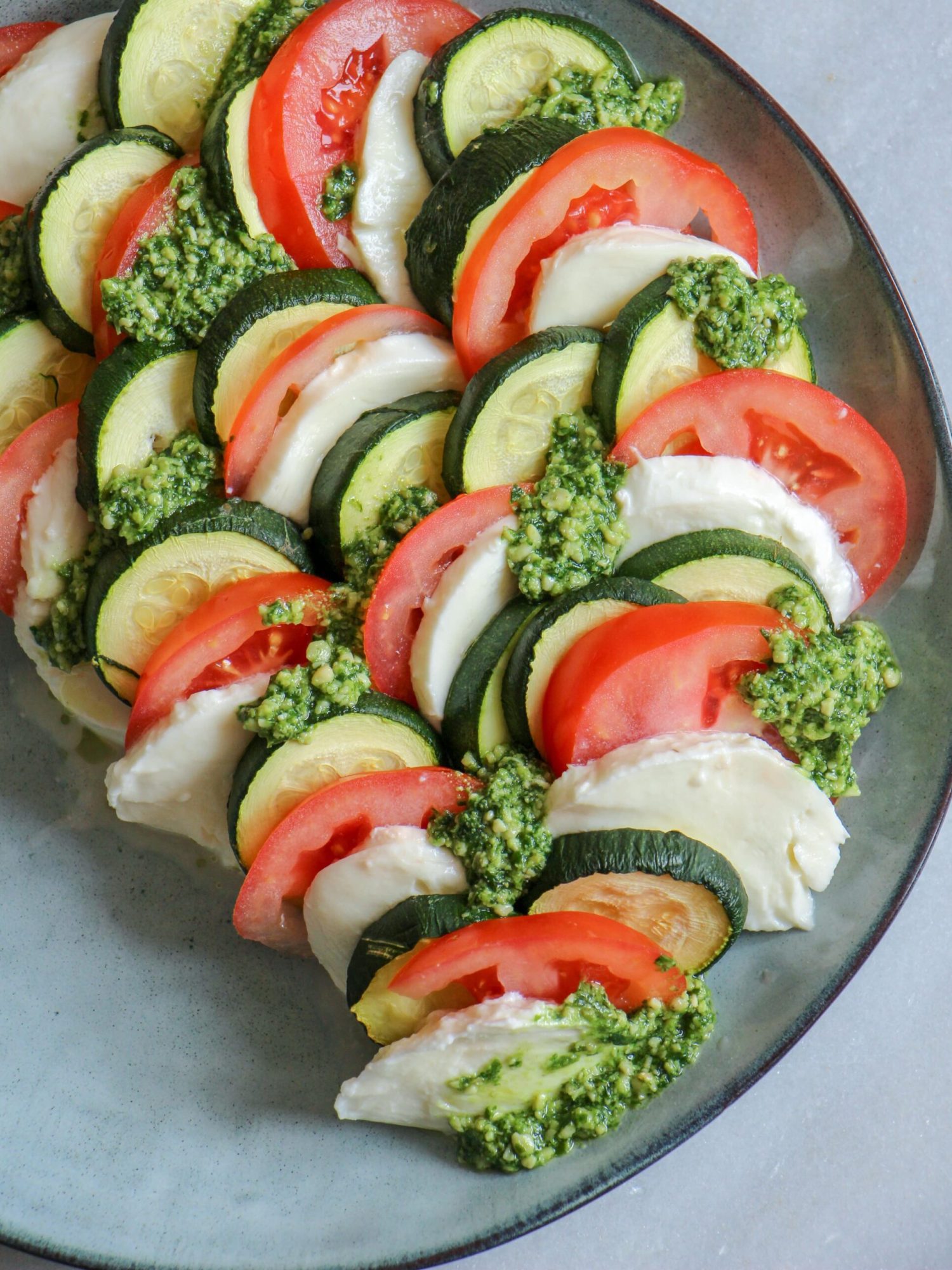 Makkelijke vegetarische bbq recepten Courgette caprese salade