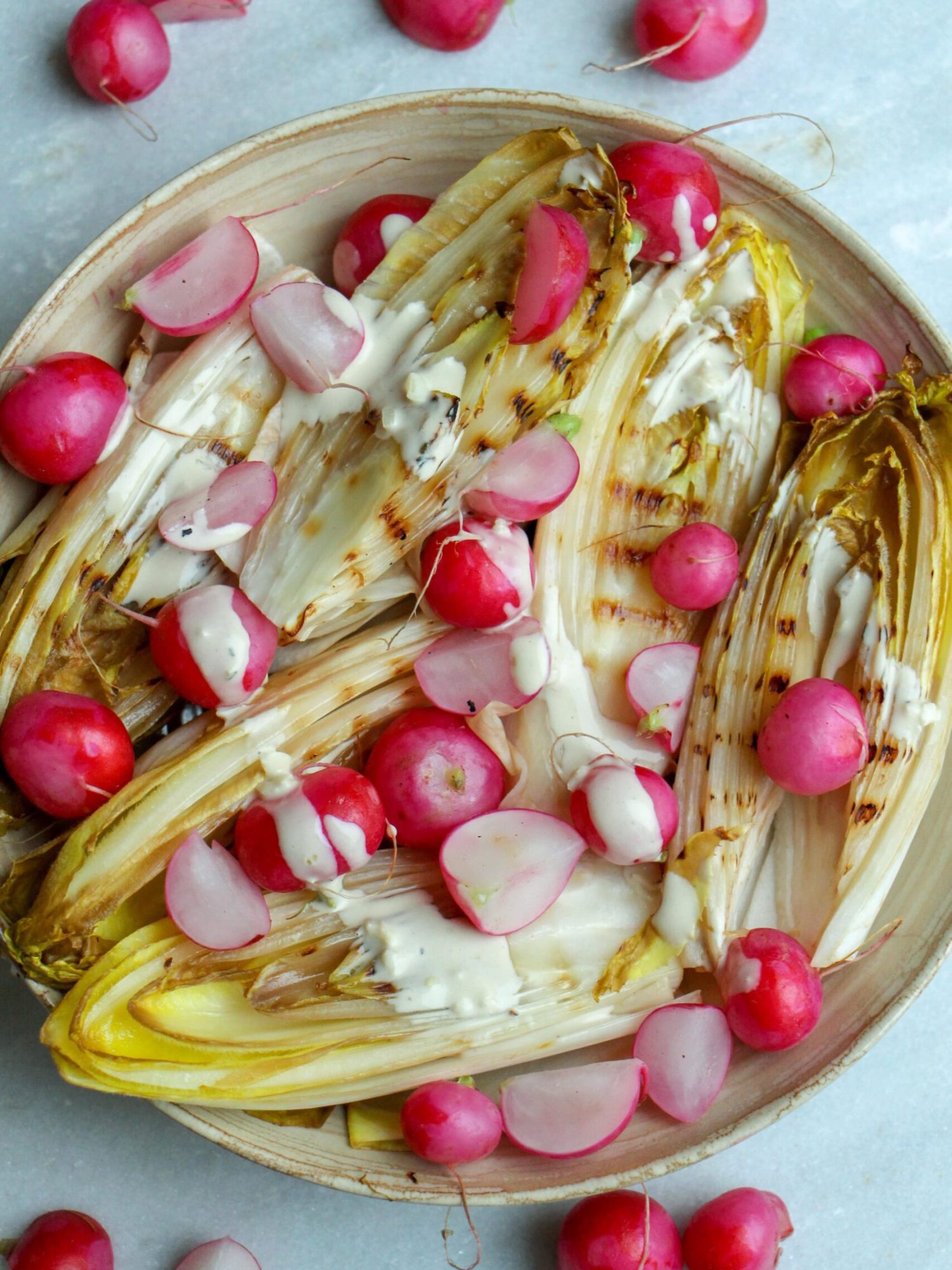 Makkelijke vegetarische bbq recepten Gegrilde witlof en radijsjes met limoen tahine dressing