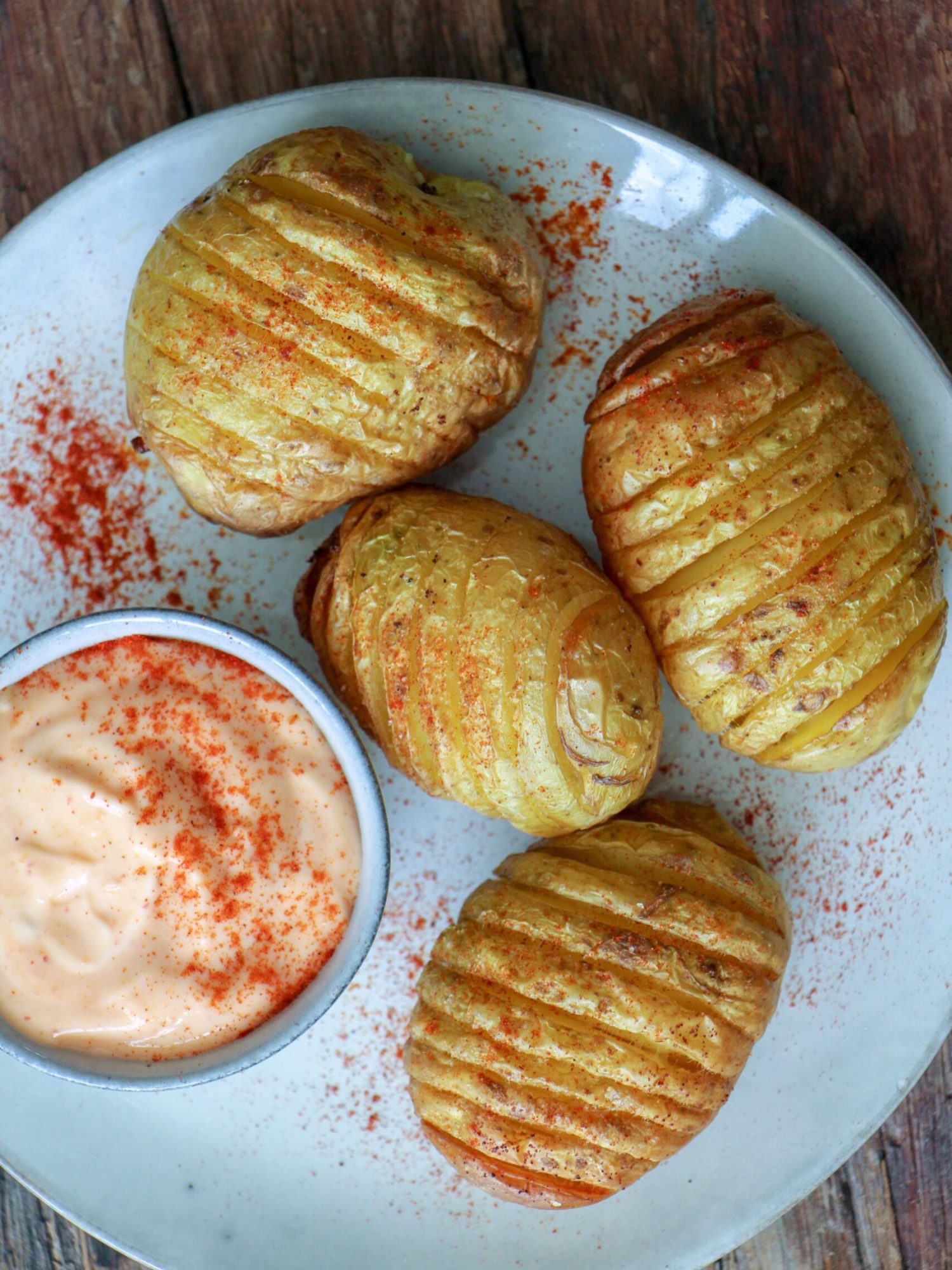 Makkelijke vegetarische bbq recepten Hasselback aardappelen met sriracha mayonaise