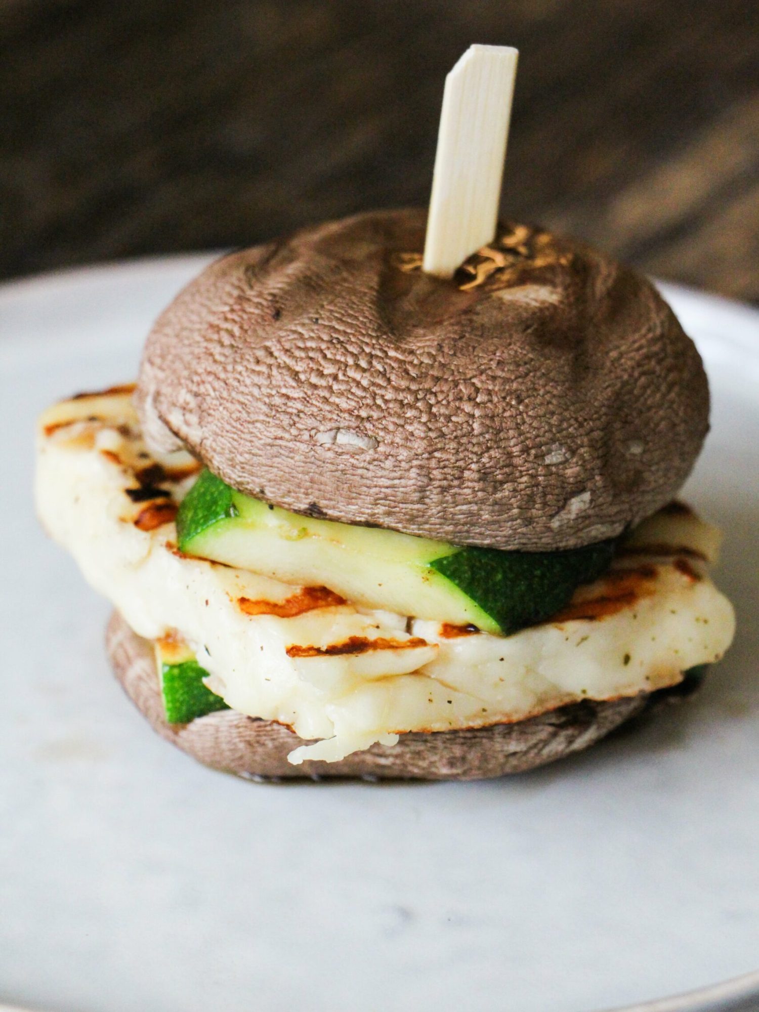 Makkelijke vegetarische bbq recepten Portobello burger met halloumi en gegrilde courgette