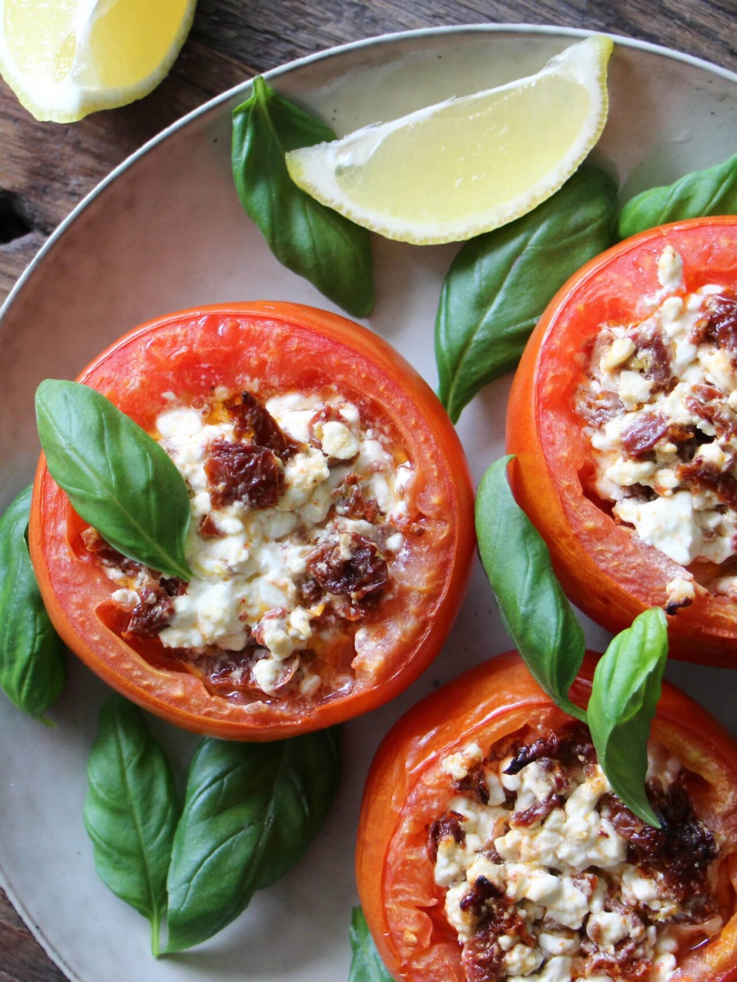Makkelijke vegetarische bbq recepten Tomaten gevuld met ricotta zongedroogde tomaten en citroen