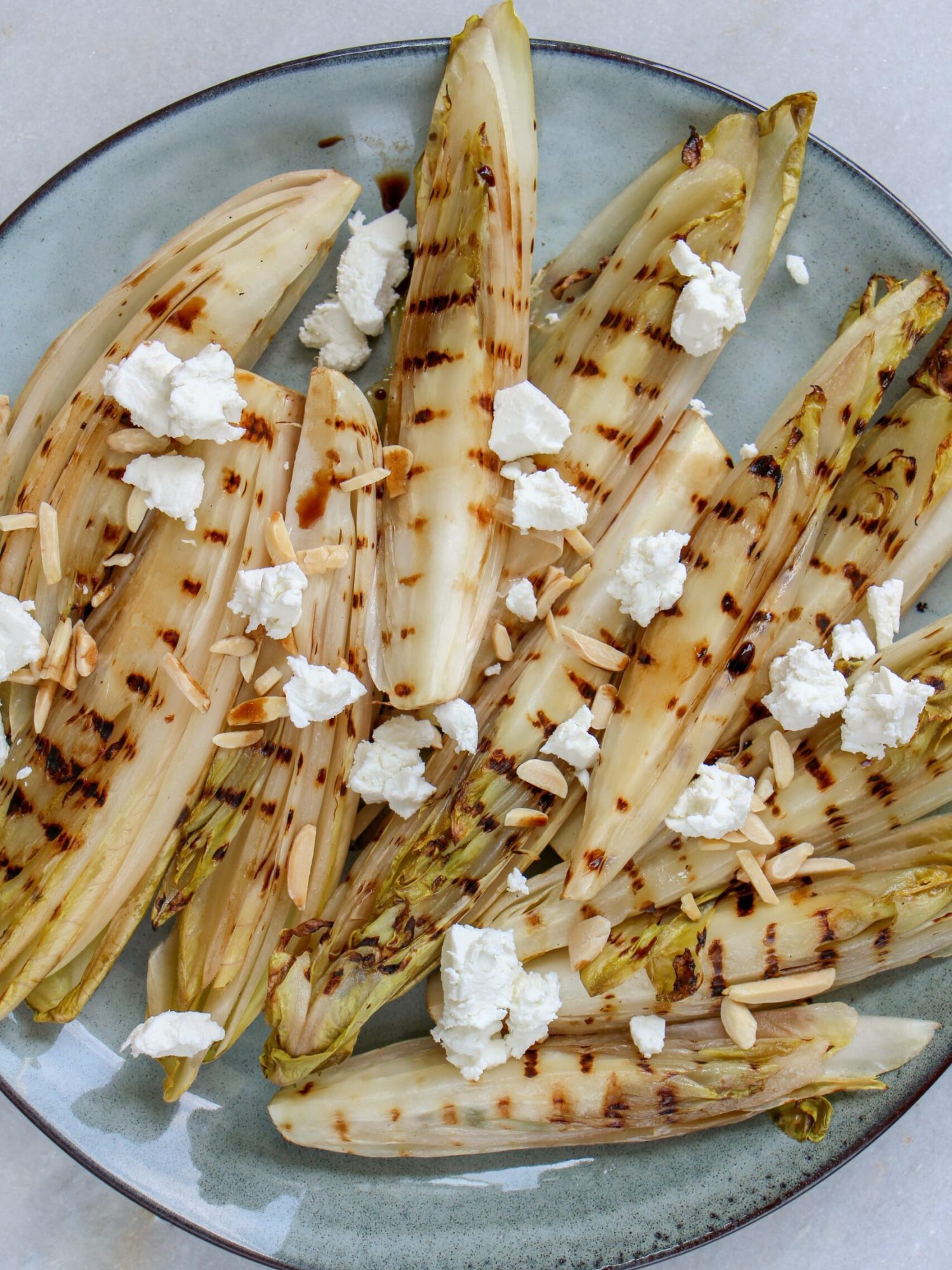 Makkelijke vegetarische bbq recepten Witlof gegrild met balsamico geitenkaas en amandelsnippers