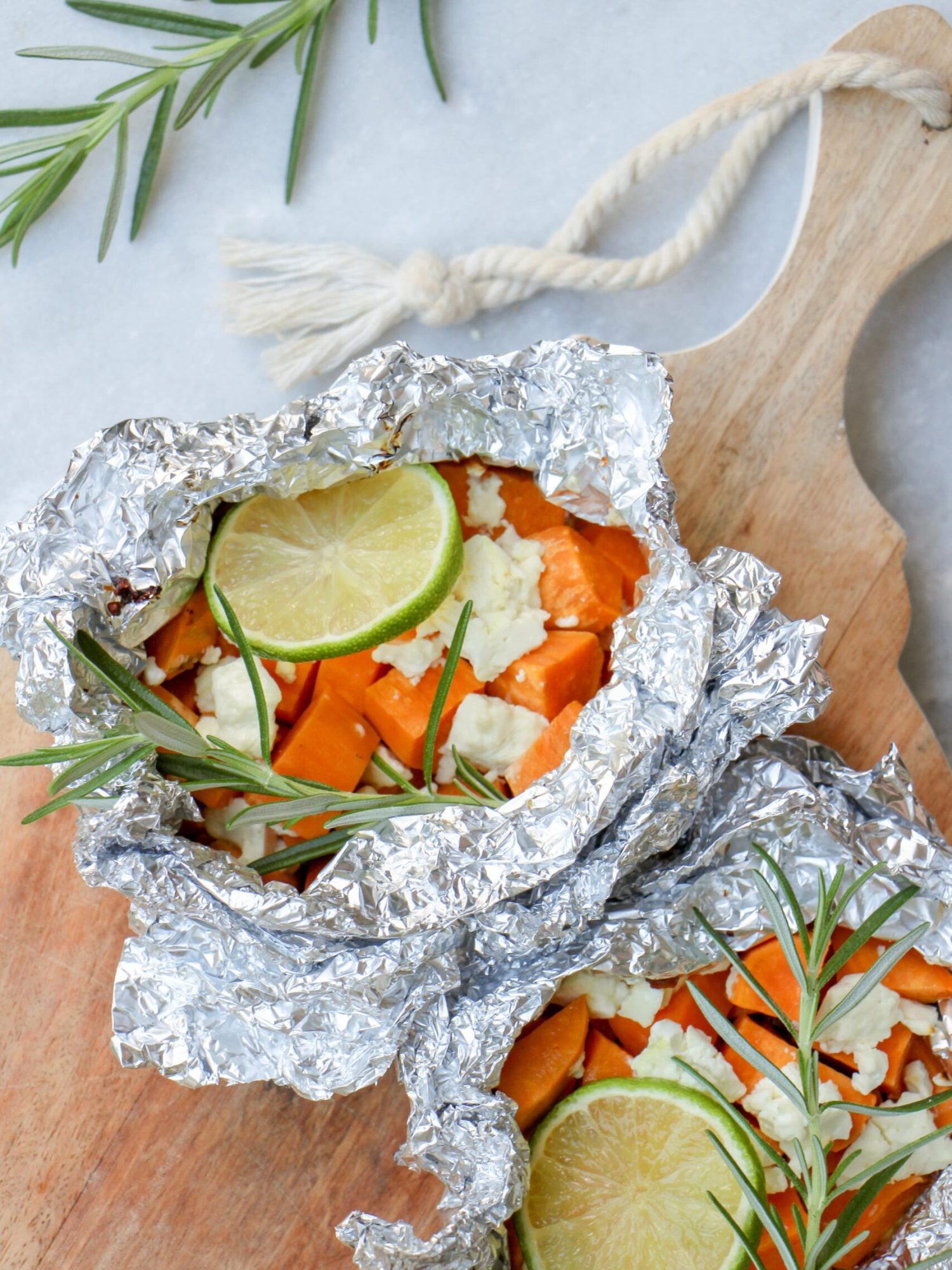 Makkelijke vegetarische bbq recepten Zoete aardappel pakketjes met feta rozemarijn en limoen