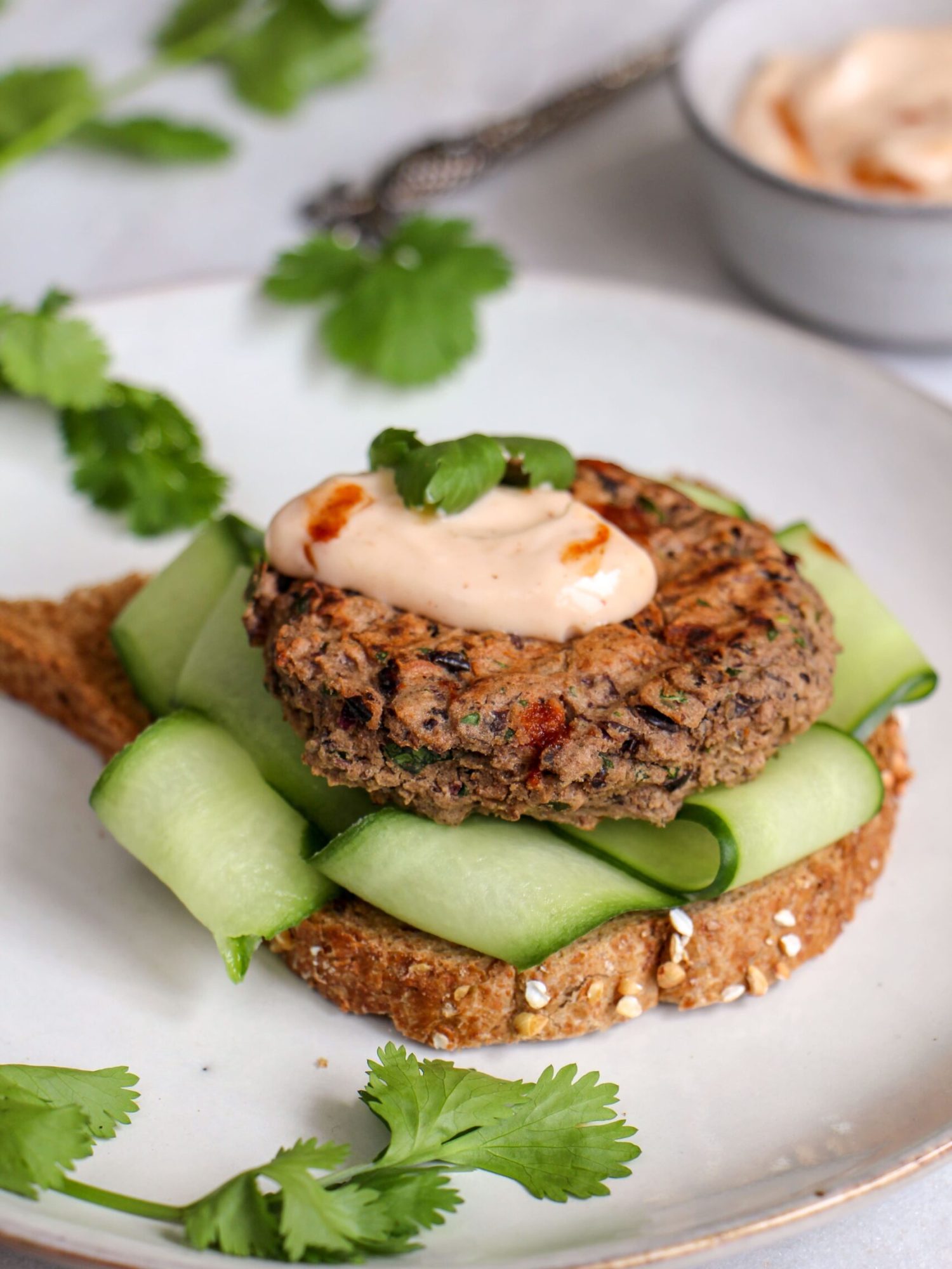 Makkelijke vegetarische bbq recepten Zwarte bonen mini burgers met chipotle mayonaise