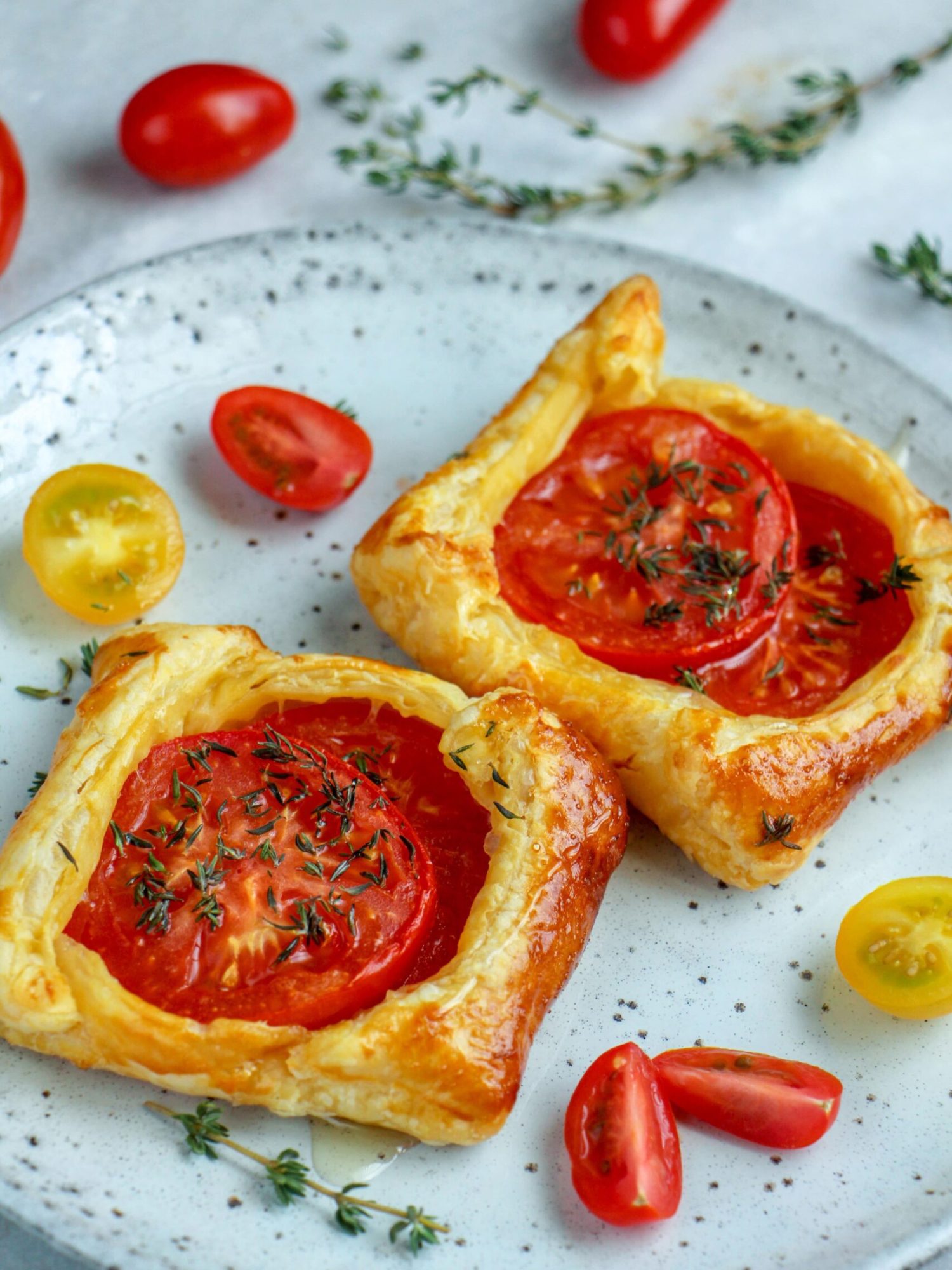 Makkelijke vegetarische hapjes bladerdeeg hapje met tomaat tijm en honing