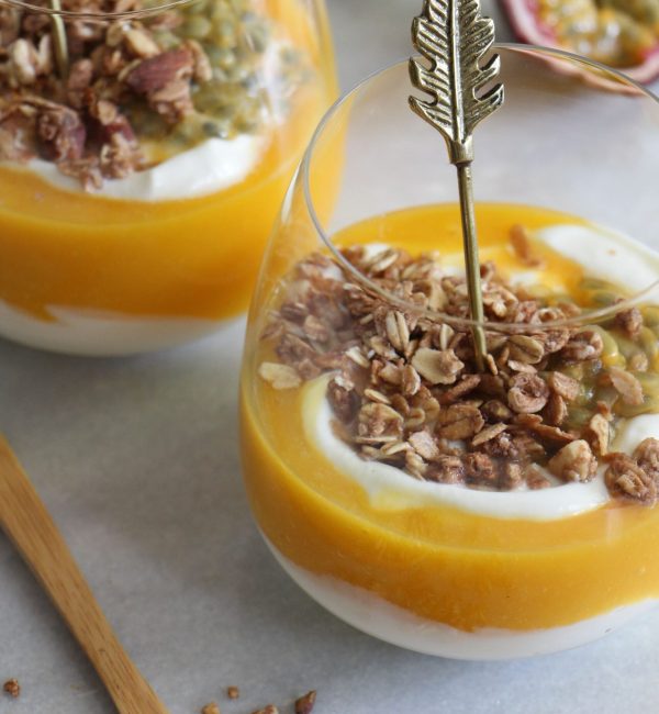 Makkelijke vegetarische recepten Griekse yoghurt met mangopuree en granola