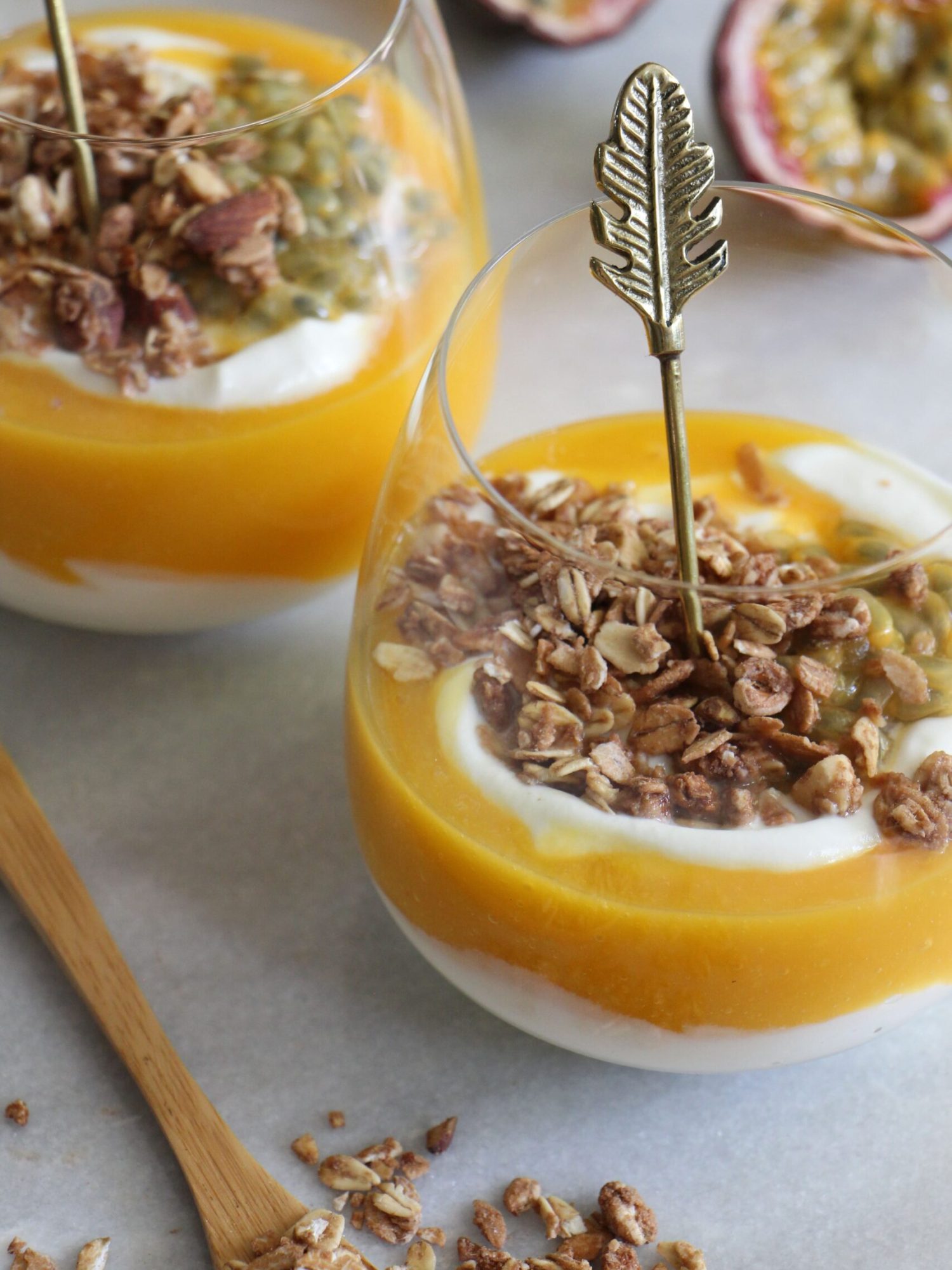 Makkelijke vegetarische recepten Griekse yoghurt met mangopuree en granola