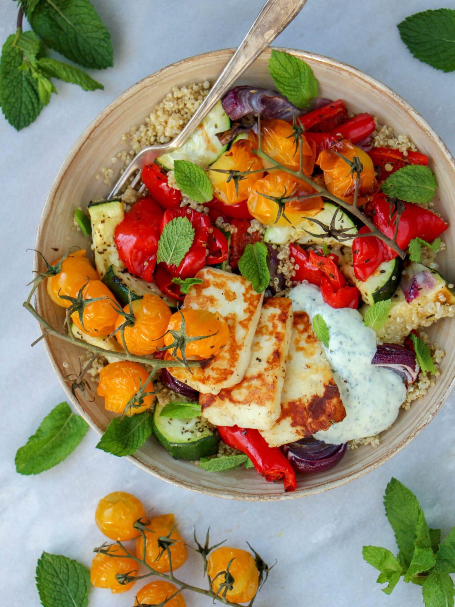 Makkelijke vegetarische recepten Quinoa met oven gebakken groentes halloumi en muntdip