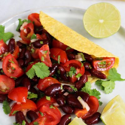Makkelijke vegetarische recepten Tacos-met-tomaten-kidneybonen-salsa-768x1152