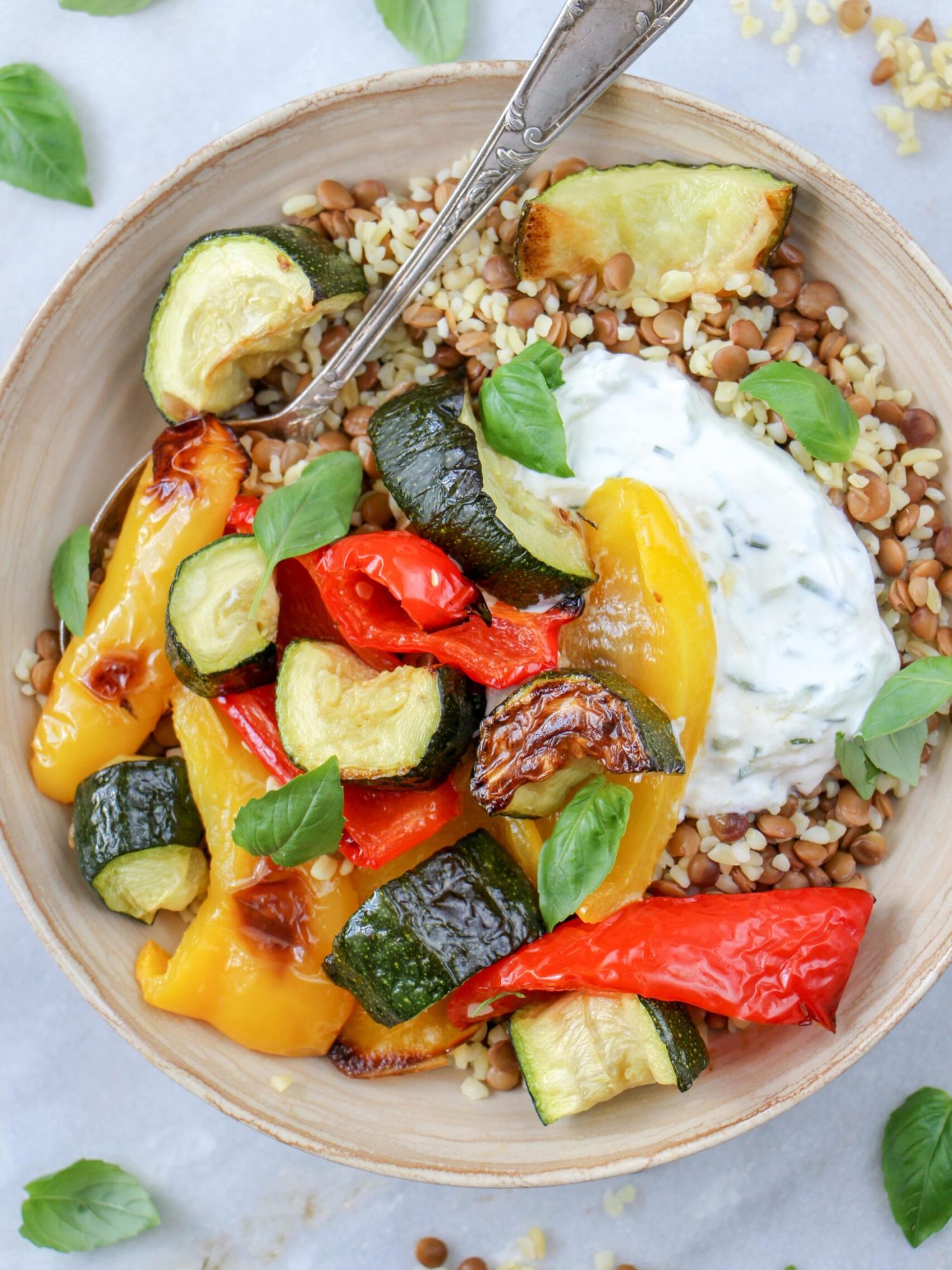 Makkelijke vegetarische recepten avondeten Linzen met bulgur gegrilde groentes en tzatziki