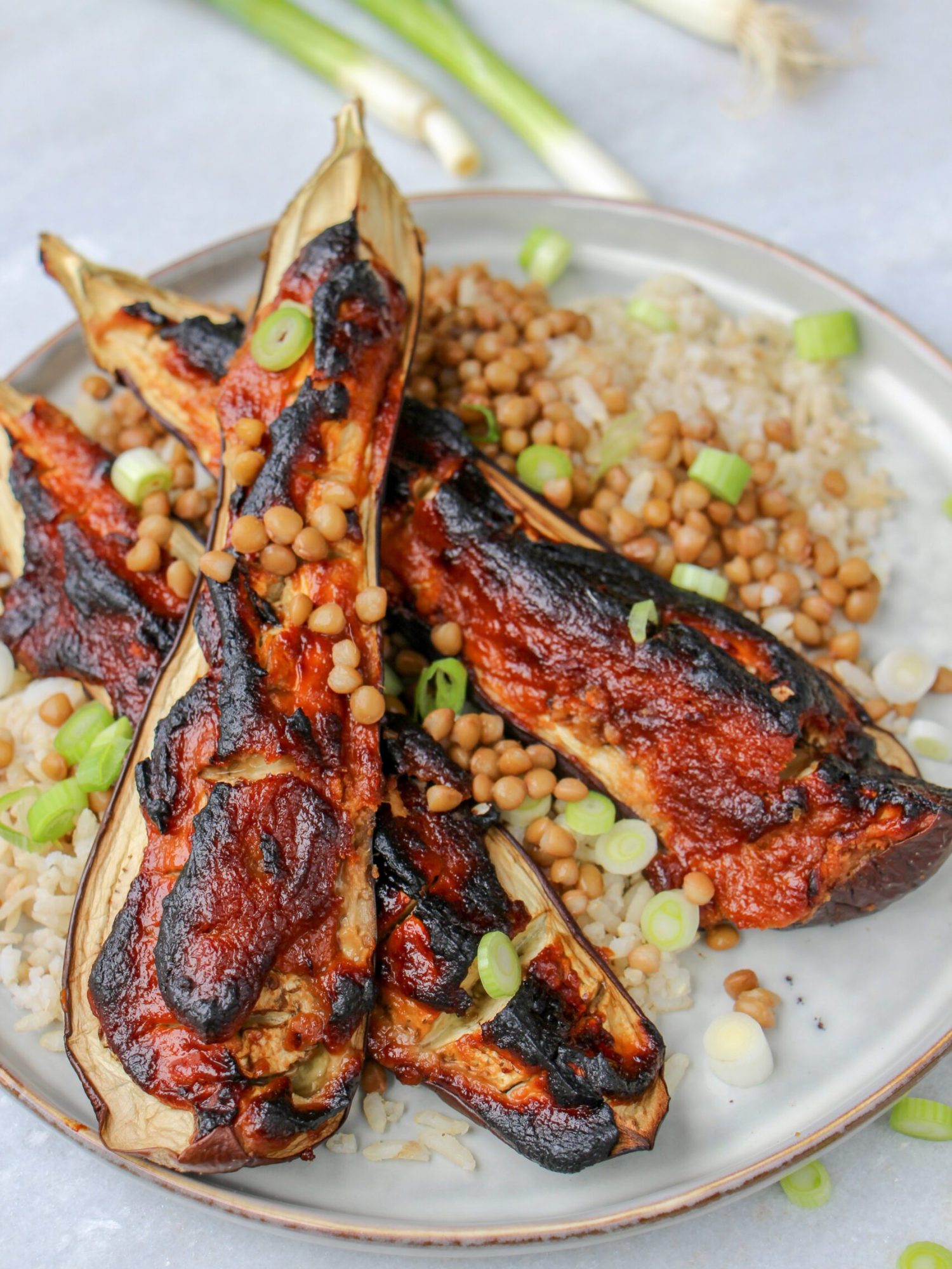 Aubergine met miso linzen en rijst