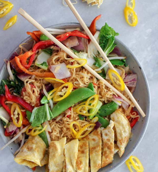 Makkelijke vegetarische recepten avondeten Miso Noedels met thaise wokgroentes en omelet