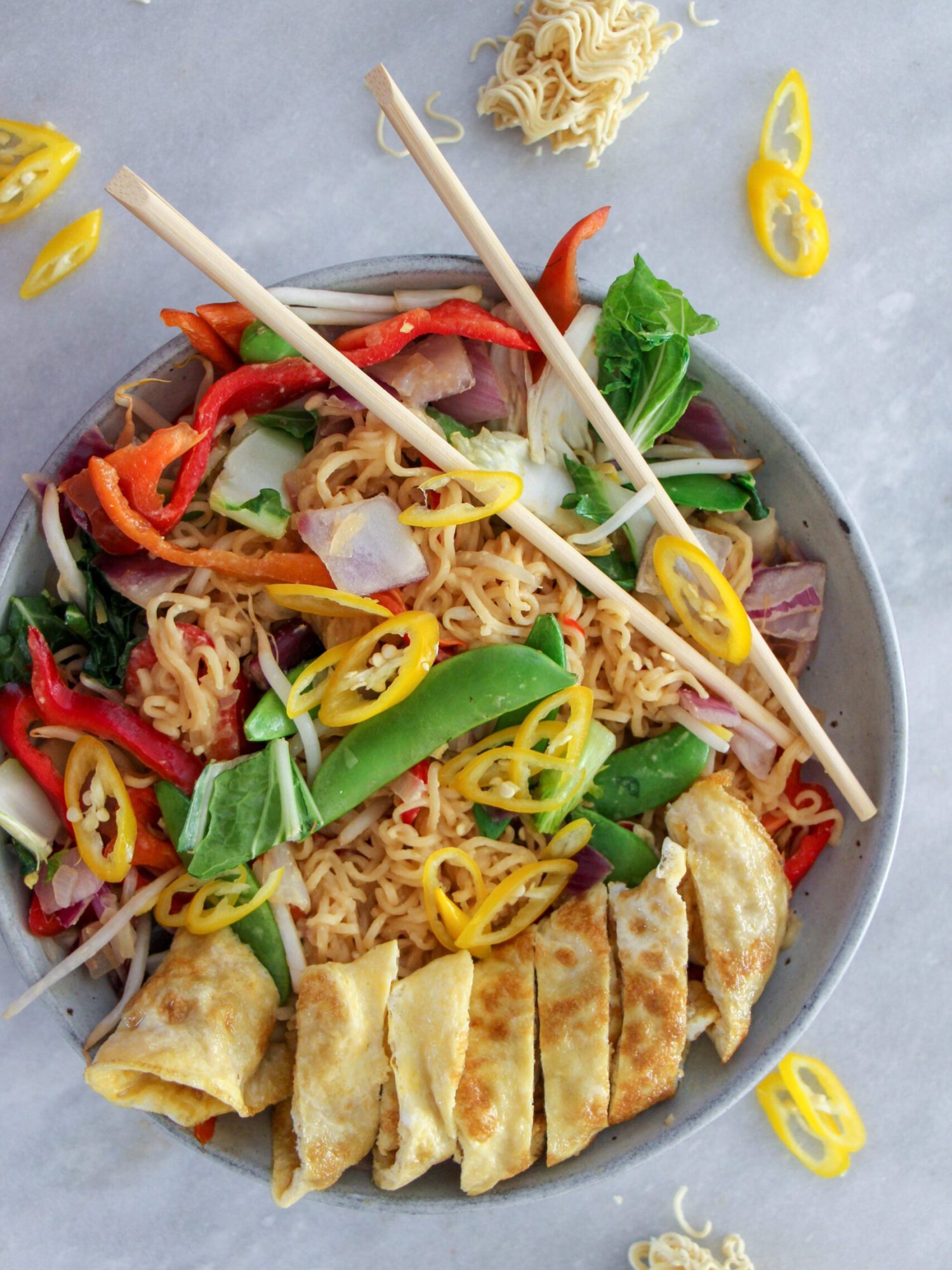 Makkelijke vegetarische recepten avondeten Miso Noedels met thaise wokgroentes en omelet