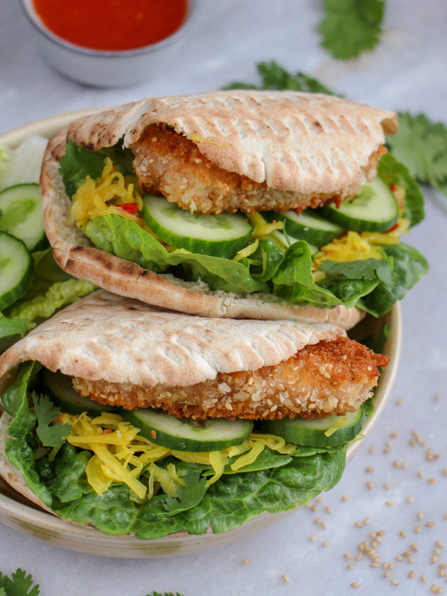 Makkelijke vegetarische recepten avondeten Pita-met-crispy-tofu-atjar-tjampoer-en-sweet-chili-saus2