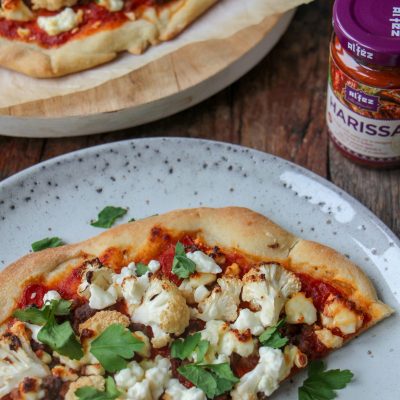 bloemkoolpizza met harissa en feta