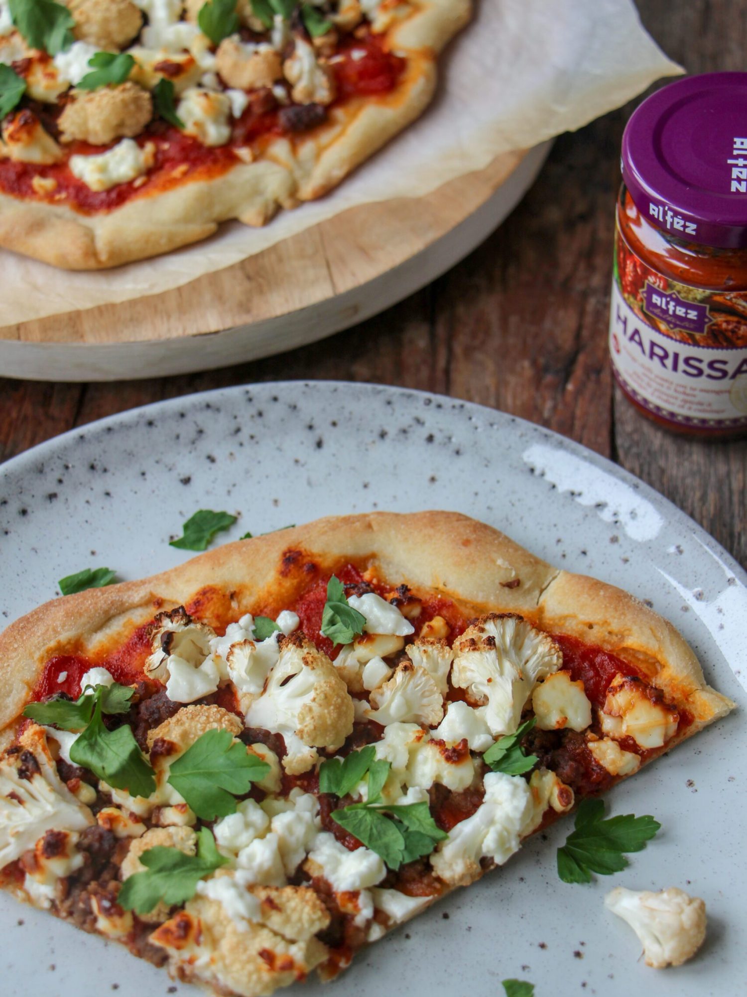 bloemkoolpizza met harissa en feta