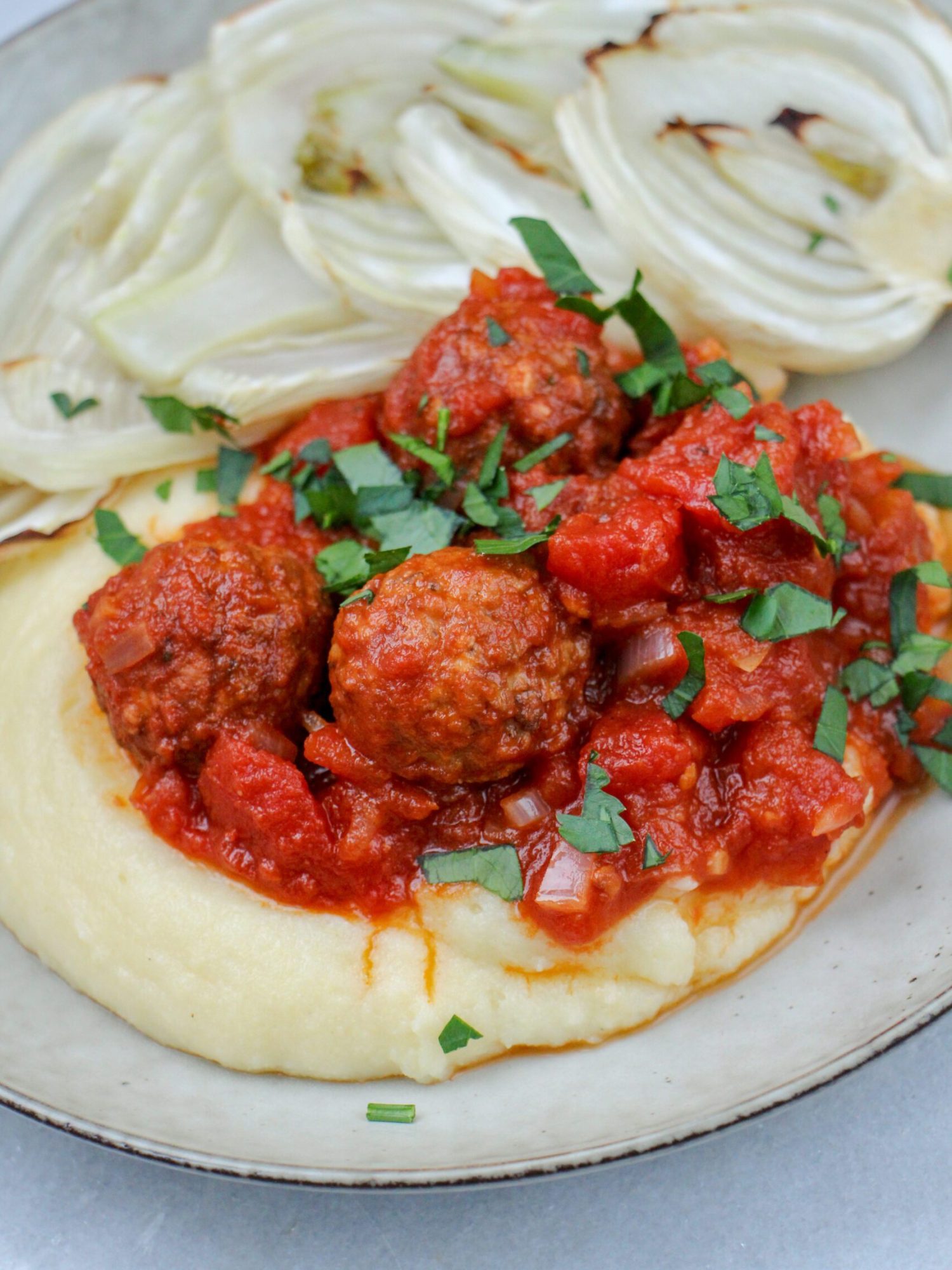 Polenta met zoete tomatensaus en geroosterde venkel