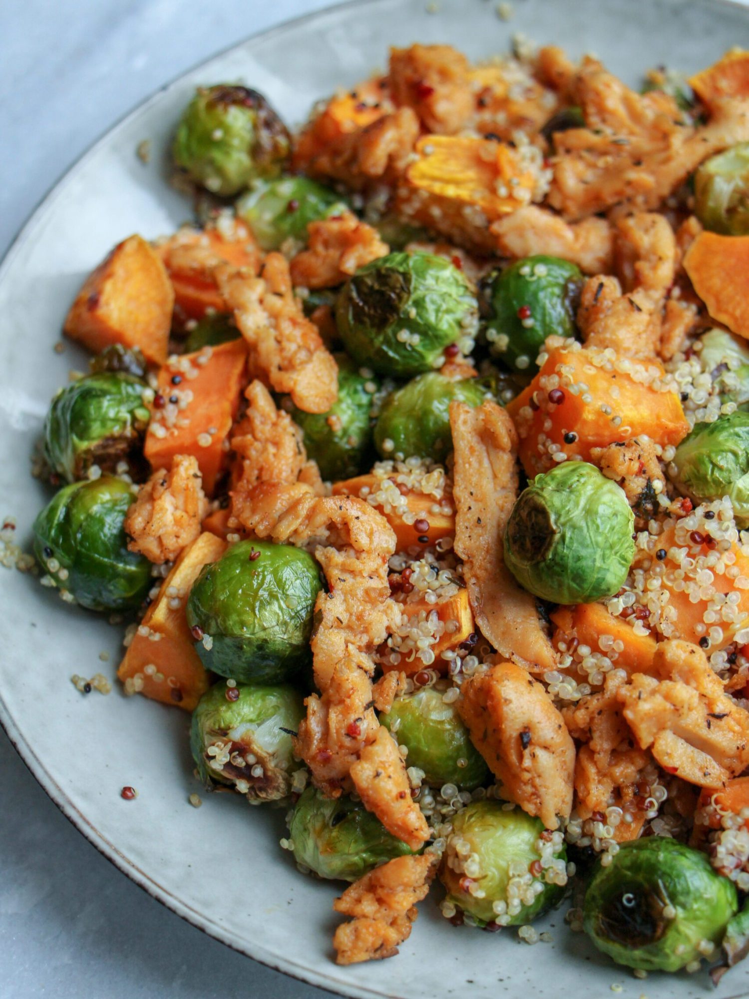 Quinoa met spruitjes zoete aardappel en pulled vega kip