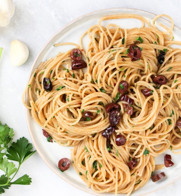 Knoflook spaghetti met kalamata olijven