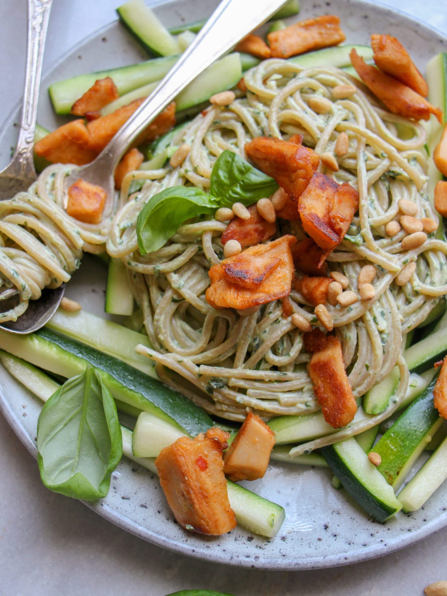 Spaghetti met pesto roomsaus met courgette en vega kip