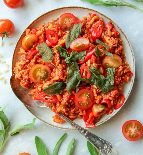 Makkelijke vegetarische recepten avondeten Tomaten orzo met paprika en crunchy salie