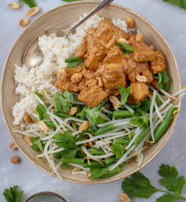 Makkelijke vegetarische recepten avondeten Vegetarische saté van tofu met rijst en sperziebonen
